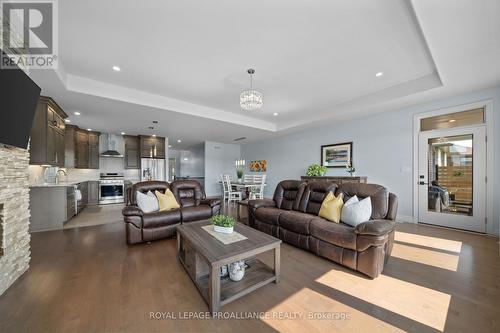 132 Cherrywood Parkway, Greater Napanee, ON - Indoor Photo Showing Living Room