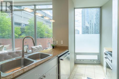 201 - 81 Navy Wharf Court, Toronto (Waterfront Communities), ON - Indoor Photo Showing Kitchen With Double Sink