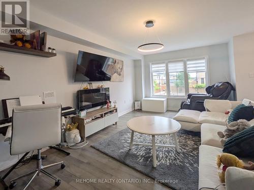 38 Sherway Street, Hamilton, ON - Indoor Photo Showing Living Room