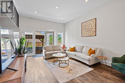 376 Concession 3 Road, Niagara-On-The-Lake, ON - Indoor Photo Showing Living Room