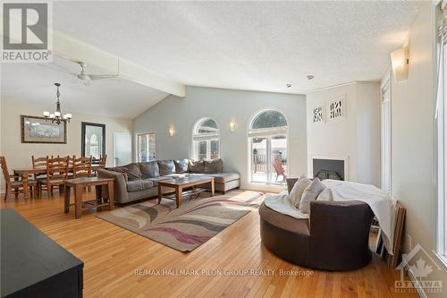 1310 Lacroix Road, Clarence-Rockland, ON - Indoor Photo Showing Living Room