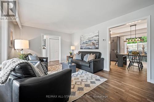 5 Burk Court, Clarington (Bowmanville), ON - Indoor Photo Showing Living Room