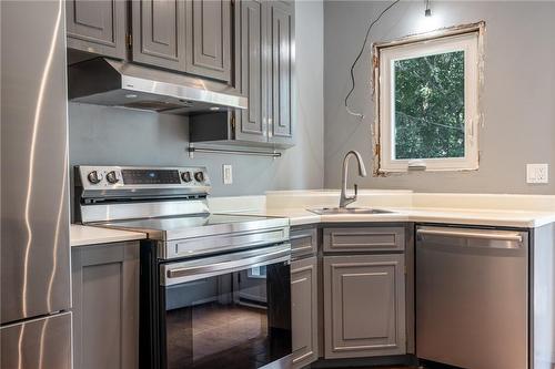 Kitchen - 46 Rosslyn Avenue N, Hamilton, ON - Indoor Photo Showing Kitchen With Upgraded Kitchen