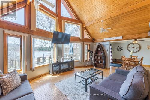 152A Paradise Landing Road, Hastings Highlands, ON - Indoor Photo Showing Living Room