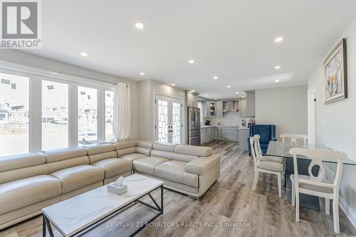 8830 Heritage Road, Brampton (Bram West), ON - Indoor Photo Showing Living Room