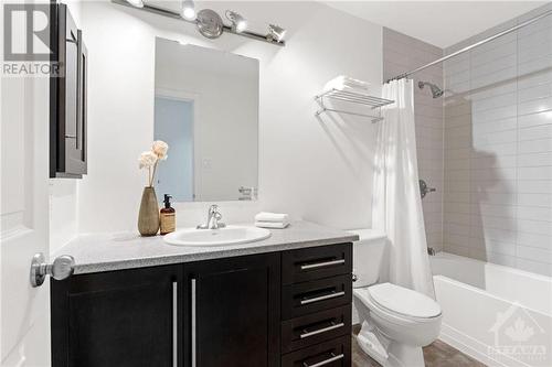 826 Clearbrook Drive, Ottawa, ON - Indoor Photo Showing Bathroom