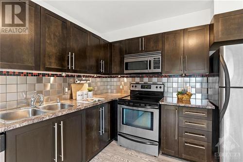 826 Clearbrook Drive, Ottawa, ON - Indoor Photo Showing Kitchen With Stainless Steel Kitchen With Double Sink With Upgraded Kitchen