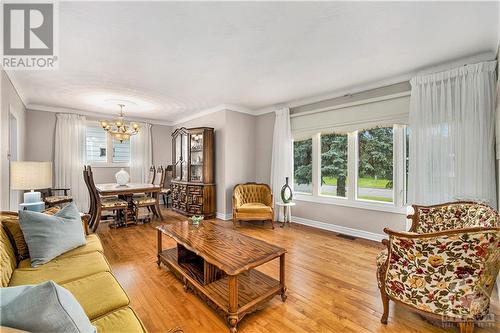 7 Lyall Street, Ottawa, ON - Indoor Photo Showing Living Room