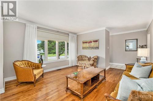 7 Lyall Street, Ottawa, ON - Indoor Photo Showing Living Room