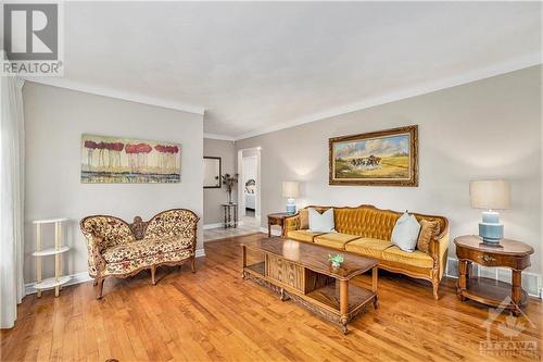 7 Lyall Street, Ottawa, ON - Indoor Photo Showing Living Room