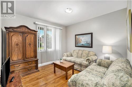 7 Lyall Street, Ottawa, ON - Indoor Photo Showing Living Room