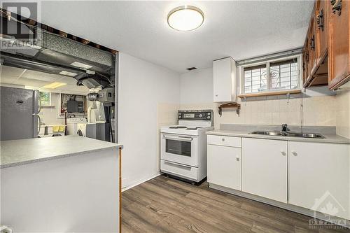 7 Lyall Street, Ottawa, ON - Indoor Photo Showing Kitchen With Double Sink