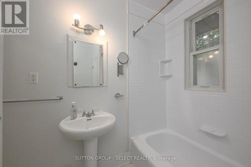 910 Colborne Street, London, ON - Indoor Photo Showing Bathroom