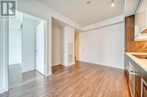 603 - 5 Buttermill Avenue, Vaughan, ON - Indoor Photo Showing Kitchen