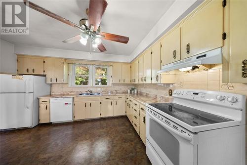 10 Thomas Street, Coniston, ON - Indoor Photo Showing Kitchen With Double Sink