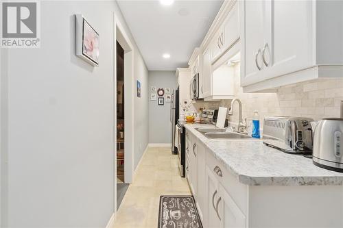 868 Manhattan Drive, Sarnia, ON - Indoor Photo Showing Kitchen