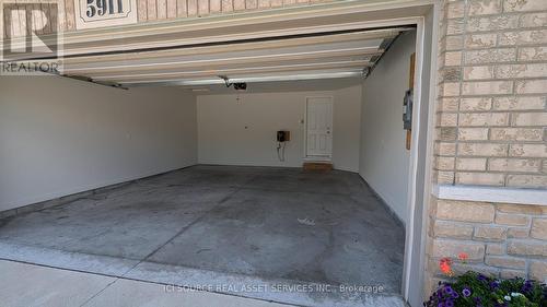 5911 Ballantrae Crescent, Windsor, ON - Indoor Photo Showing Garage