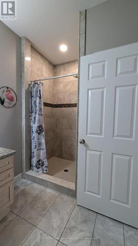 5911 Ballantrae Crescent, Windsor, ON - Indoor Photo Showing Bathroom