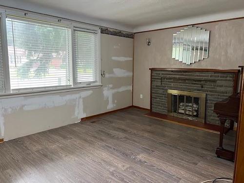 6648 Dunn Street, Niagara Falls, ON - Indoor Photo Showing Other Room With Fireplace