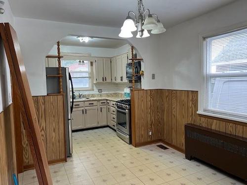 6648 Dunn Street, Niagara Falls, ON - Indoor Photo Showing Kitchen