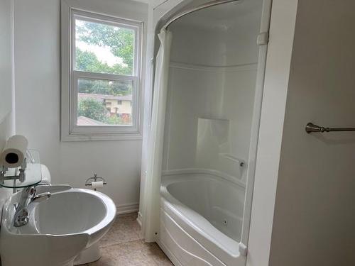 6648 Dunn Street, Niagara Falls, ON - Indoor Photo Showing Bathroom