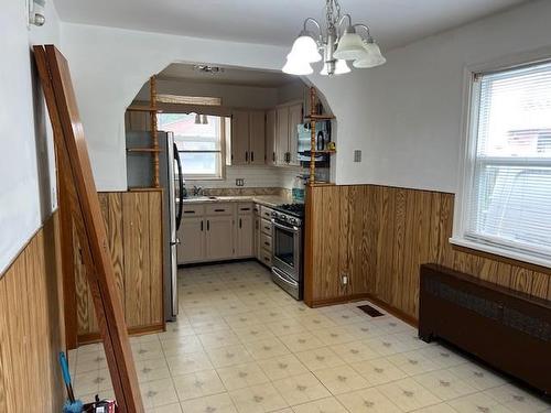 6648 Dunn Street, Niagara Falls, ON - Indoor Photo Showing Kitchen