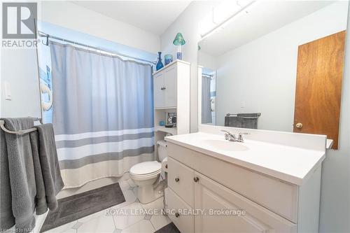 6442 Taylor Street, Niagara Falls, ON - Indoor Photo Showing Bathroom