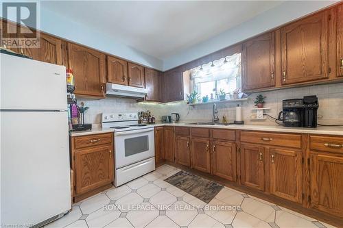 6442 Taylor Street, Niagara Falls, ON - Indoor Photo Showing Kitchen