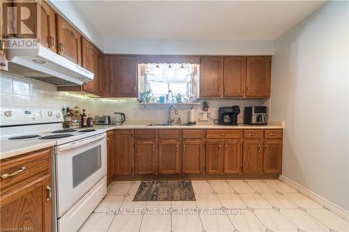 6442 Taylor Street, Niagara Falls, ON - Indoor Photo Showing Kitchen