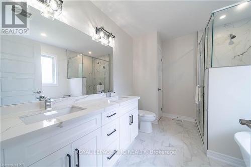 A - 427 Vine Street, Niagara Falls, ON - Indoor Photo Showing Bathroom