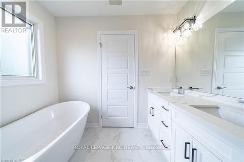 A - 427 Vine Street, Niagara Falls, ON - Indoor Photo Showing Bathroom