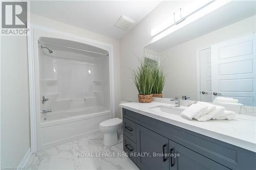 A - 427 Vine Street, Niagara Falls, ON - Indoor Photo Showing Bathroom