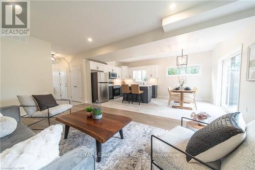 A - 427 Vine Street, Niagara Falls, ON - Indoor Photo Showing Living Room