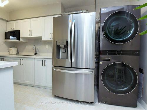 410-5 Frith Rd, Toronto, ON - Indoor Photo Showing Laundry Room