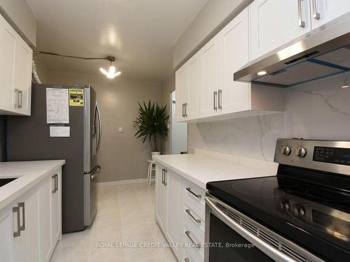 410-5 Frith Rd, Toronto, ON - Indoor Photo Showing Kitchen