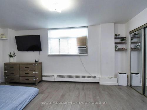 410-5 Frith Rd, Toronto, ON - Indoor Photo Showing Bedroom