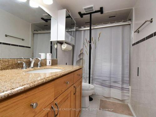 410-5 Frith Rd, Toronto, ON - Indoor Photo Showing Bathroom