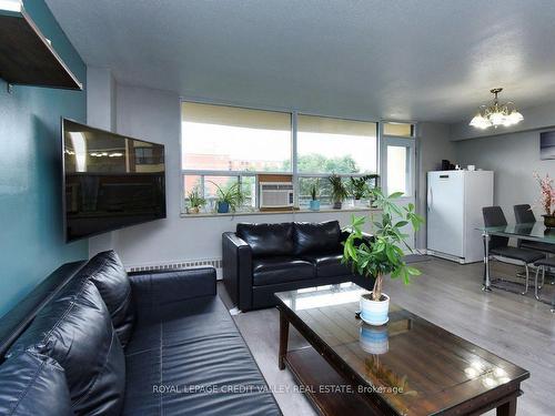 410-5 Frith Rd, Toronto, ON - Indoor Photo Showing Living Room