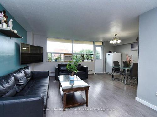 410-5 Frith Rd, Toronto, ON - Indoor Photo Showing Living Room