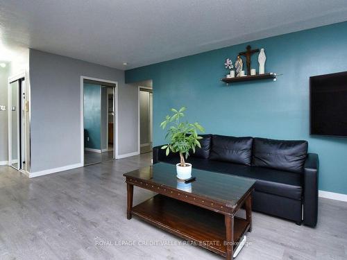 410-5 Frith Rd, Toronto, ON - Indoor Photo Showing Living Room