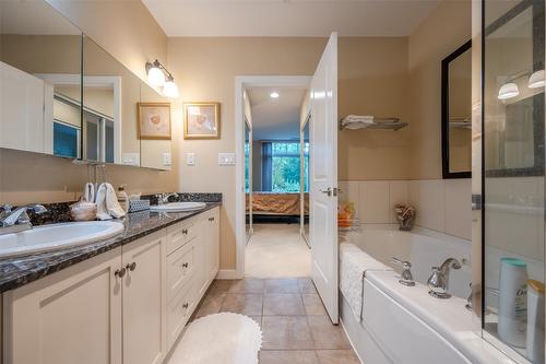 102-3301 Skaha Lake Road, Penticton, BC - Indoor Photo Showing Bathroom