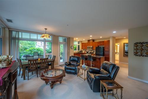 102-3301 Skaha Lake Road, Penticton, BC - Indoor Photo Showing Living Room