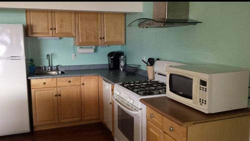 1108 Menu Road, West Kelowna, BC - Indoor Photo Showing Kitchen