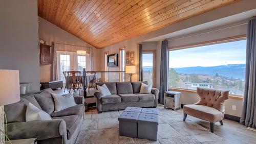 1108 Menu Road, West Kelowna, BC - Indoor Photo Showing Living Room