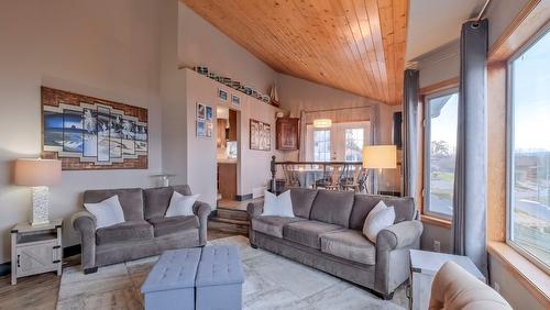 1108 Menu Road, West Kelowna, BC - Indoor Photo Showing Living Room