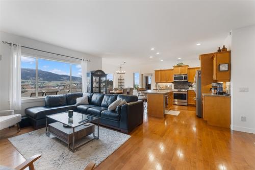 13044 Lake Hill Drive, Lake Country, BC - Indoor Photo Showing Living Room