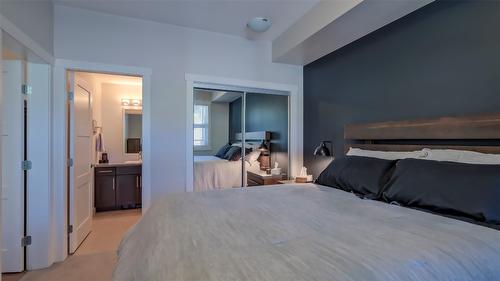 111-700 Martin Avenue, Kelowna, BC - Indoor Photo Showing Bedroom