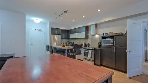 111-700 Martin Avenue, Kelowna, BC - Indoor Photo Showing Kitchen With Upgraded Kitchen