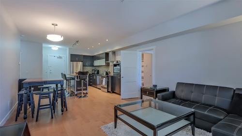 111-700 Martin Avenue, Kelowna, BC - Indoor Photo Showing Living Room