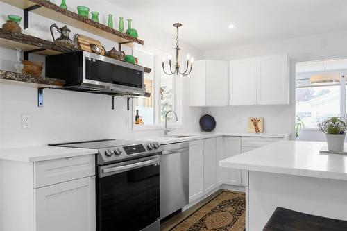 120-1255 Raymer Avenue, Kelowna, BC - Indoor Photo Showing Kitchen With Upgraded Kitchen